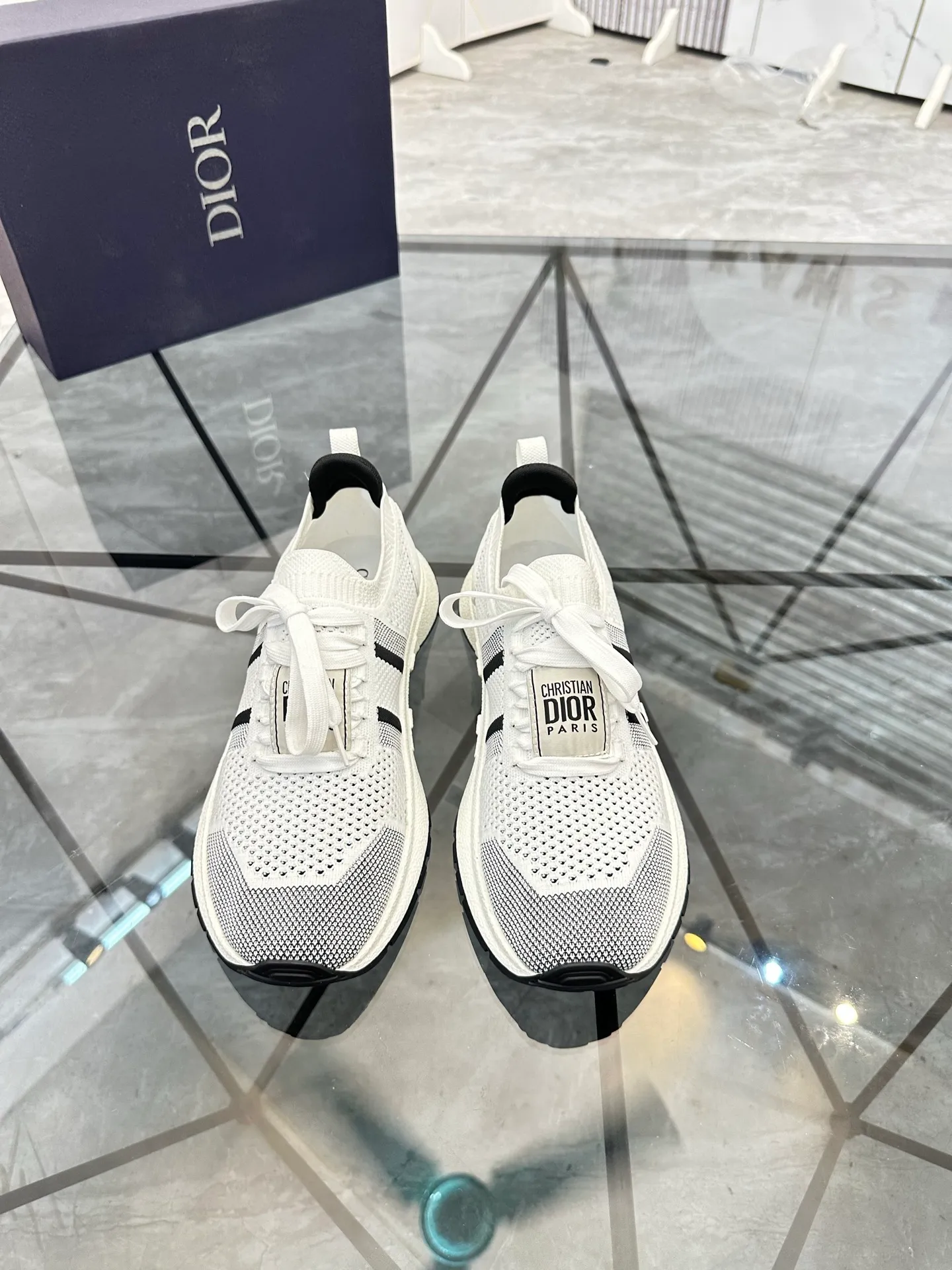 Selling men's shoes 💰: 💰P400¥ Product trademark: Dior* "Dior*" low-top casual shoes Regular size: 38-44 (can be customized to 45) Product materials: Imported breathable fly knit upper, breathable lining, original outsole. Number: 558